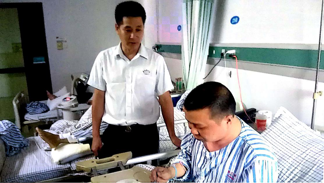 区浩景先生探望受伤员工