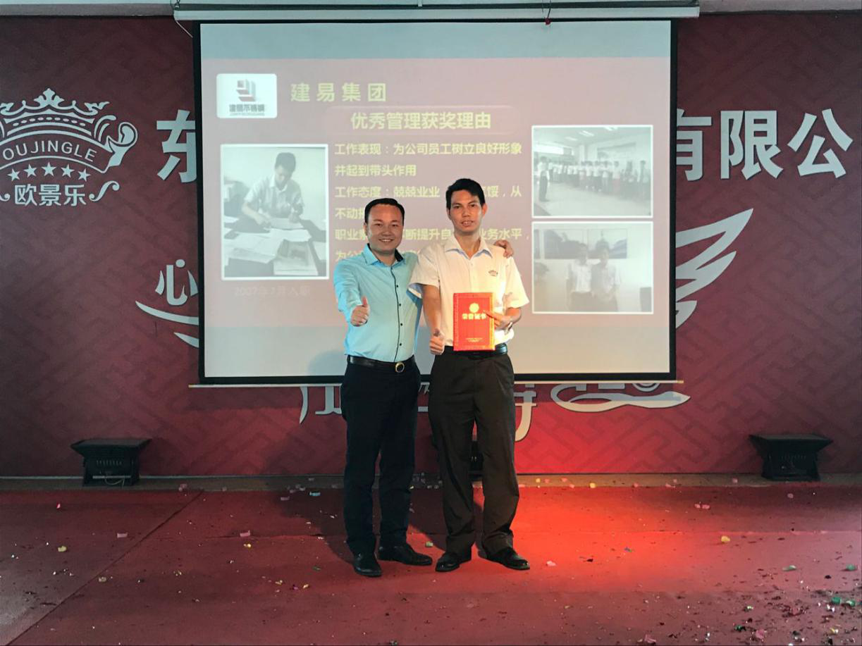 黄老师为优秀管理颁奖