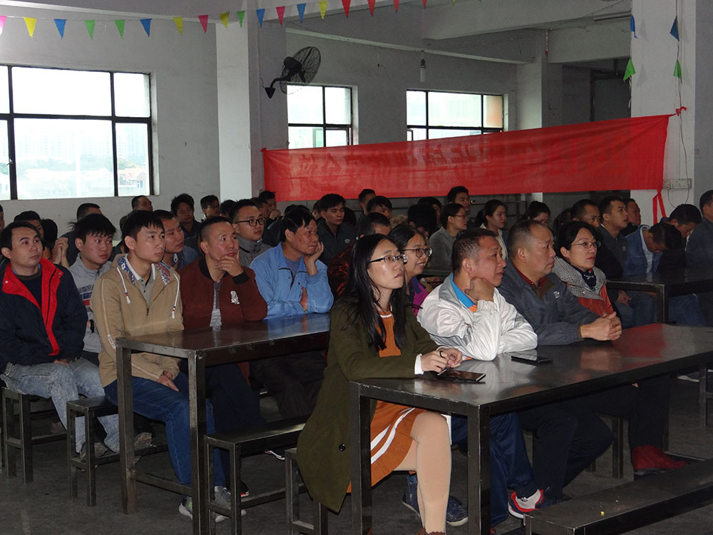 员工认真听消防安全知识