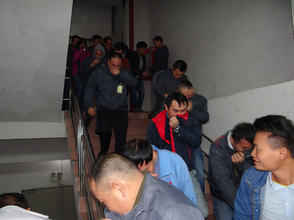 员工井然有序逃离